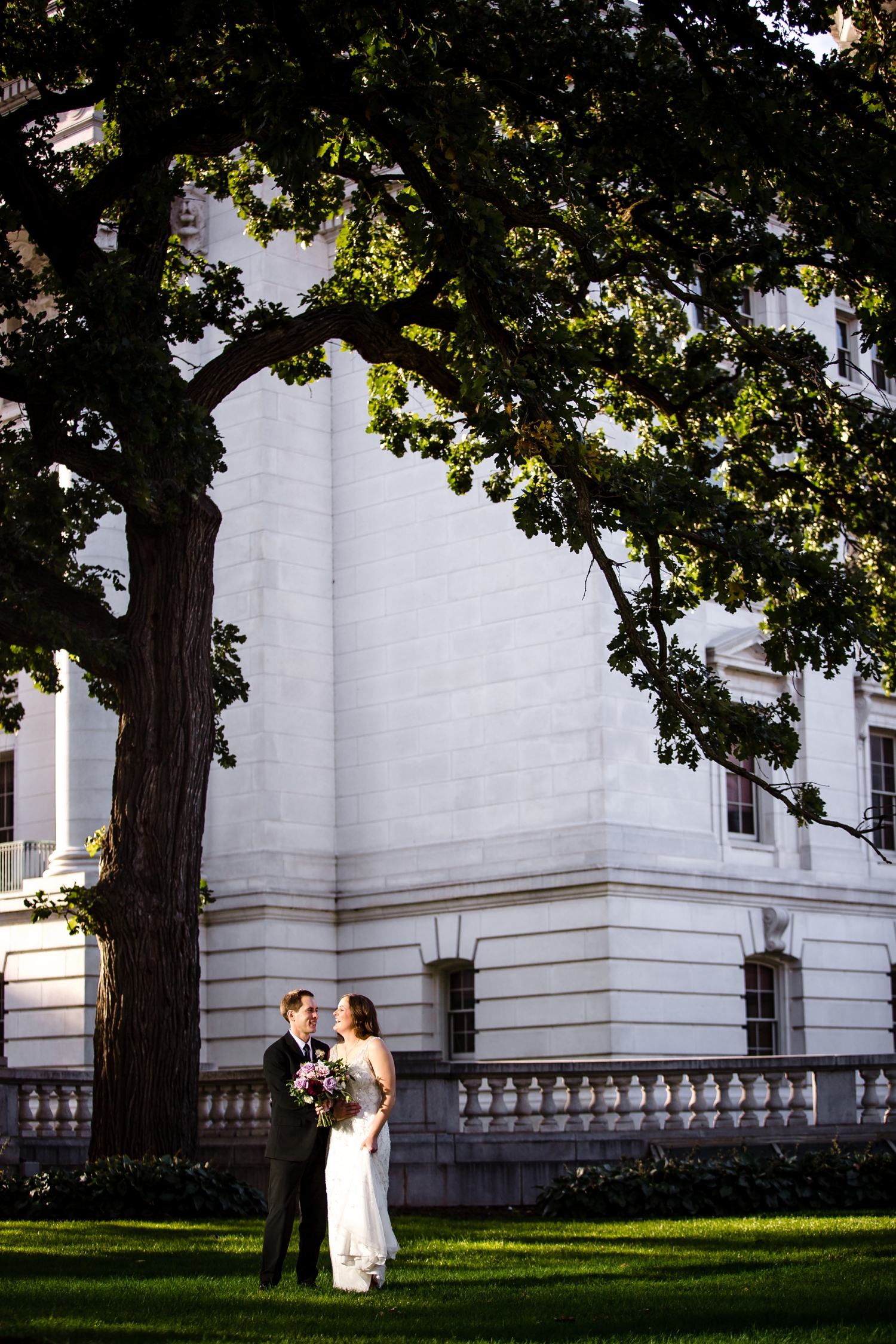 Madison Wedding pictures at the Capitol building_Milwaukee Photographer